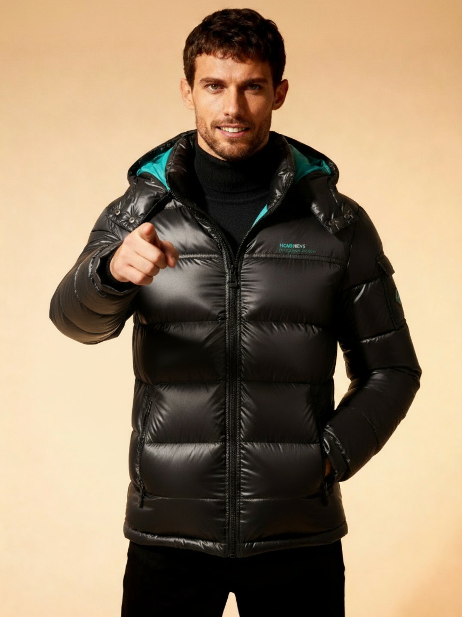 Heren glanzende winterjas met capuchon, luxe nylon afwerking en gewatteerde vulling voor warmte en stijl.