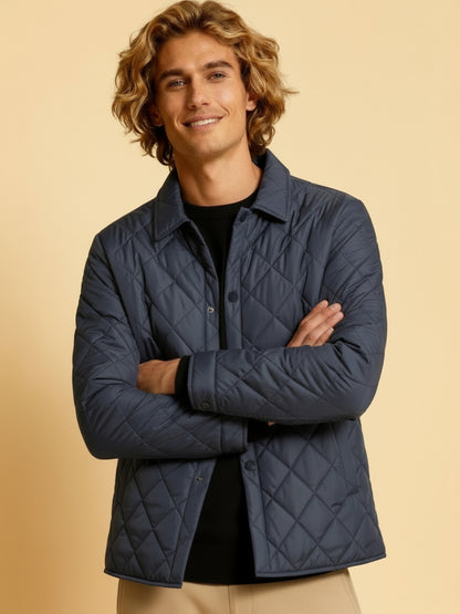 Heren klassieke gewatteerde jas met ruitpatroon en lichte vulling, stijlvol design voor herfst en winter.