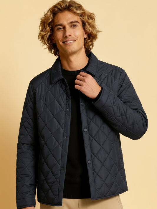 Heren klassieke gewatteerde jas met ruitpatroon en lichte vulling, stijlvol design voor herfst en winter.
