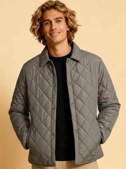 Heren klassieke gewatteerde jas met ruitpatroon en lichte vulling, stijlvol design voor herfst en winter.