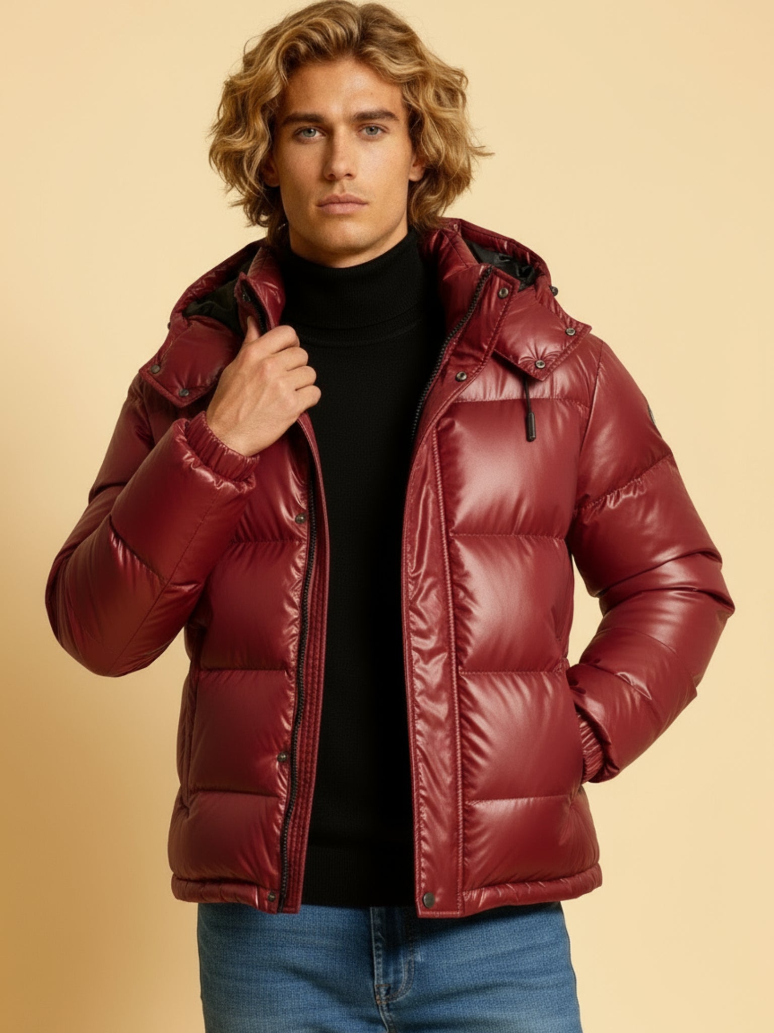 Heren winter daunenjacke met kap, korte gewatteerde snit en dikke donsvoering — stijlvolle warme jas voor koude winterdagen.